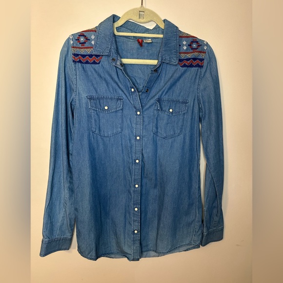 Small denim button up, stitched pattern, H&M. - Picture 1 of 3